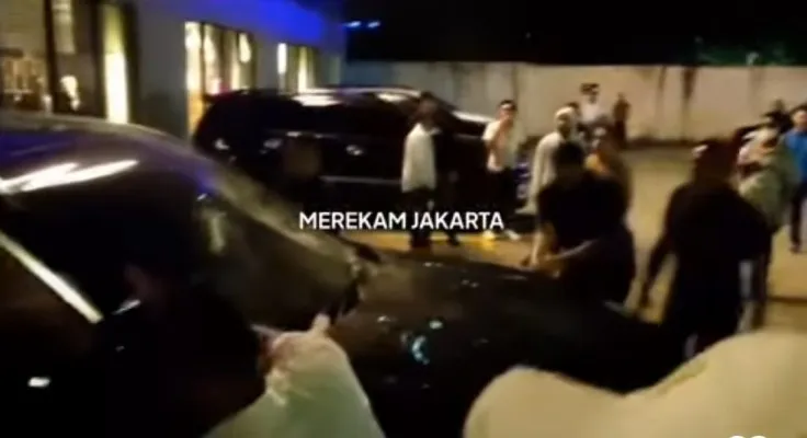 Rekaman video yang memperlihatkan perusakan mobil di sebuah tempat hiburan malam.(Foto: ist)