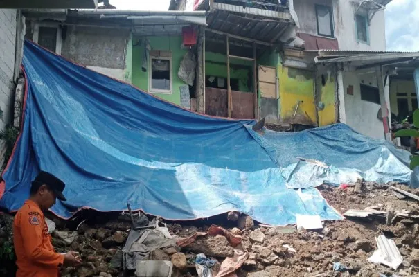 Sejumlah rumah di Cigombong, Kabupaten Bogor ambruk akibat terkena longsor. (Ist)