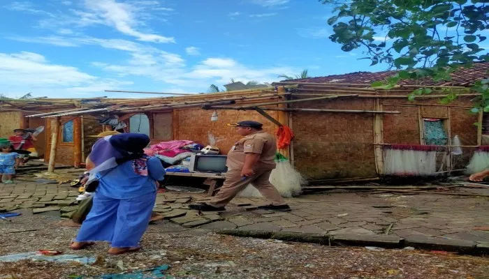 Sejumlah rumah di Kabupaten Tangerang disapu angin puting beliung. (Ist)