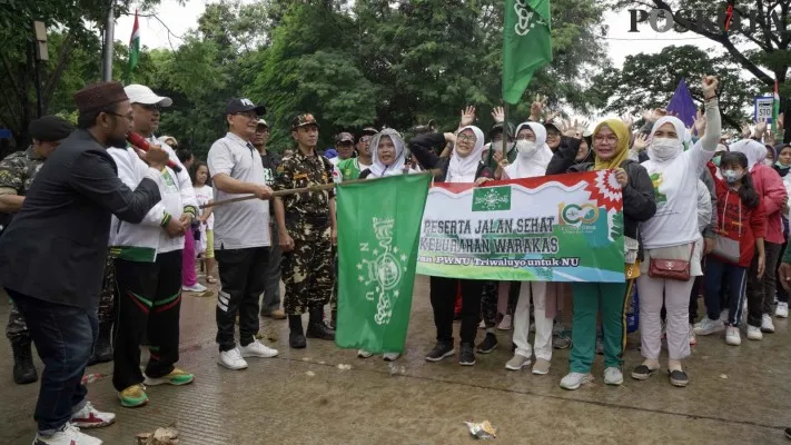 Ribuan warga ikuti Jalan Sehat 1 Abad NU di Danau Cincin, Tanjung Priok, Jakarta Utara. (foto: deny)