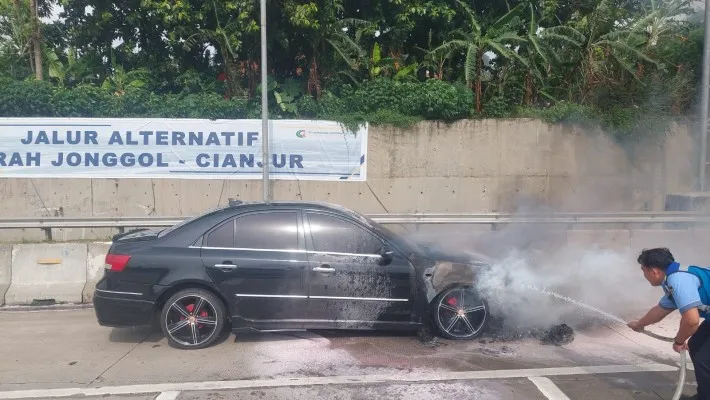 Sebuah sedan Hyuandai terbakar di Tol Jagorawi, diduga korsleting listrik. (Ist)