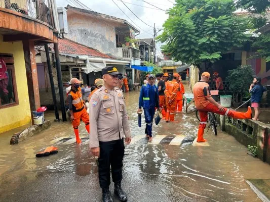 Kapolsek Pancoran temui korban banjir. (Ist)