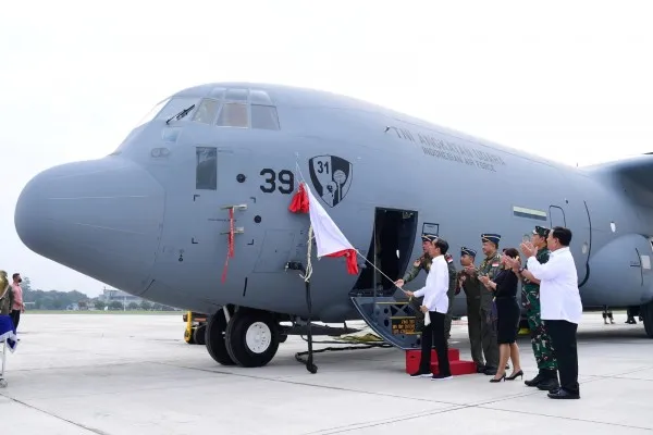 Foto : Presiden Jokowi saa menyerahkan  pesawat tempur  C-130J-30 Super Hercules A-1339 dan C-130H A-1315. (biro pers)