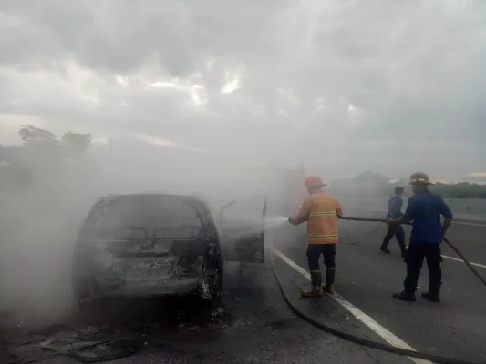 Mobil minibus milik anggota TNI terbakar di Tol Cikande Serang, diduga akibat korsleting listrik. (Ist)