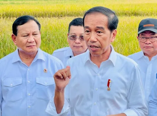 Presiden Jokowi saat meninjau panen raya padi di Desa Lajer, Kecamatan Ambal, Kabupaten Kebumen, Jawa Tengah. (biro pers)