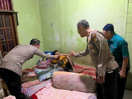 Kapolsek Pancoran, Kompol Panji menjenguk warga penyandang disabilitas. (Ist)