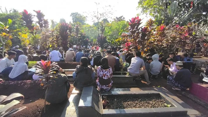 Pemakaman Arya Saputra, pelajar tewas dibacok di Pomad Bogor. Foto: Poskota/Panca Aji