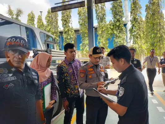 Petugas Dishub saat sedang melakukan pengecekan bus di Terminal Cikupa, Kabupaten Tangerang. (Ist)