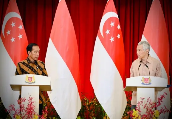 Foto: Presiden RI Joko Widodo (Jokowi) bersama PM Singapura Lee Hsien Loong saat keterangan pers bersama. (biro pers)