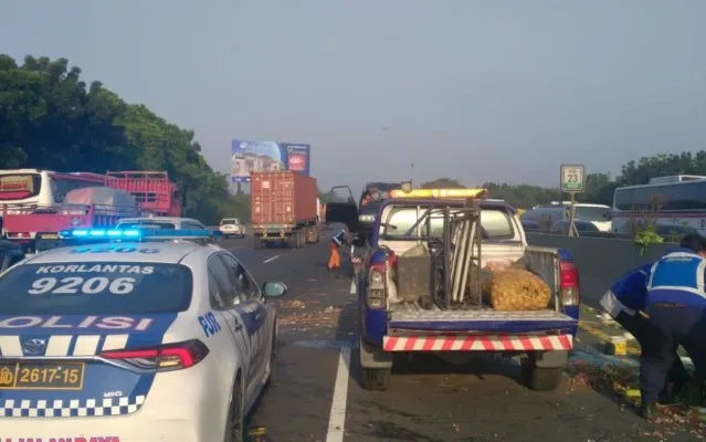 Mobil Pickup bermuatan sayuran terguling di Jalan Tol Jakarta - Tangerang. (Ist)