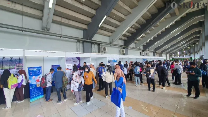 Ribuan pelamar serbu Job Fair Pemkot Beksi di Stadion Patriot Chandrabaga. (foto: ihsan)