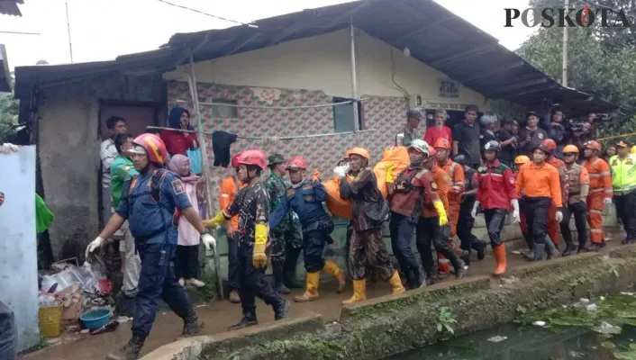 Satu mayat korban longsor Bogor Selatan ditemukan Tim SAR.(Foto: Panca Aji)