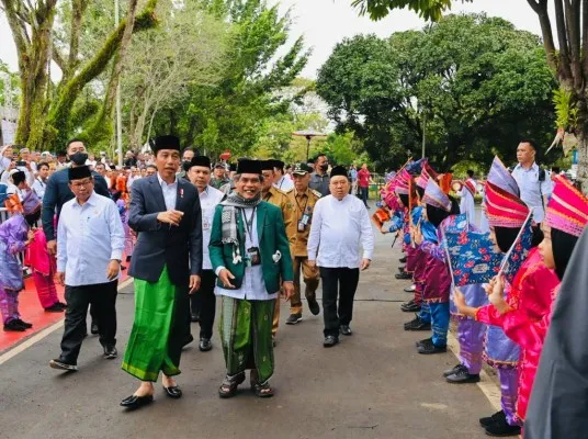 Foto: Presiden Joko Widodo saat  menghadiri acara Istigasah dan Doa Bersama Rabithah Melayu-Banjar di Komplek Pendopo Bersinar Tabalong, Kabupaten Tabalong, Provinsi Kalimantan Selatan. (biro pers)