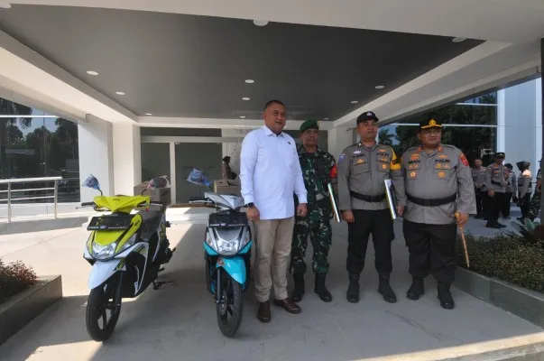 Foto: Ketua DPRD Kabupaten Bogor Rudy Susmanto serahkan dua unit motor untuk Babinsa dan Bhabinkamtibmas Cibinong pasca gagalkan narkoba. (Ist.)