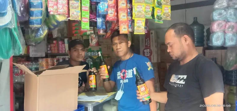 Foto: Petugas Polsek Pondok Gede, Kota Bekasi, meniyta minuman keras (miras) di warung jamu tanpa izin. (Ist.)