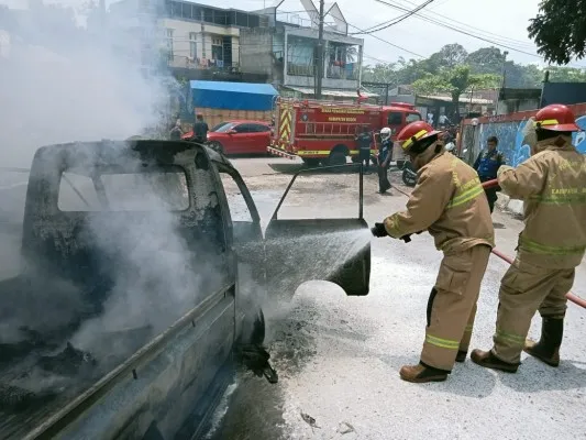 Petugas damkar memadamkan api yang menghanguskan mobil pickup di Jonggol, Bogor. (Ist)