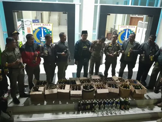 Foto: Petugas Satpol PP Kecamatan Tamansari menyita ratusan botol miras dari warung jamu setelah razia. (Ist.)