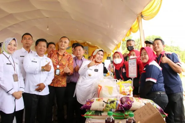 Foto : Bupati Serang Ratu Tatu Chasanah saat meninjau stand sembako bazar murah ramadhan di Anyer, Serang, Banten. (Ist.)