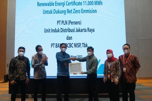 Foto: Bank OCBC NISP menerima sertifikat energi hijau atau Renewable Energy Certificate (REC) dengan total penyediaan setara 11000 (MWh). (Ist.)