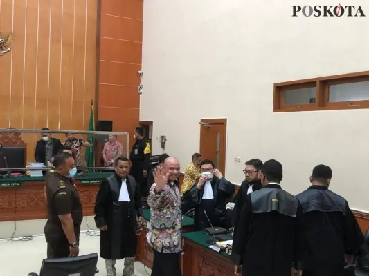 Foto: Irjen Teddy Minahasa terdakwa penyelundupan barang bukti narkoba jenis sabu ditukar dengan tawas dituntut hukuman mati oleh JPU di Pengadilan Negeri Jakarta Barat. (Poskota/Pandi Ramedhan)