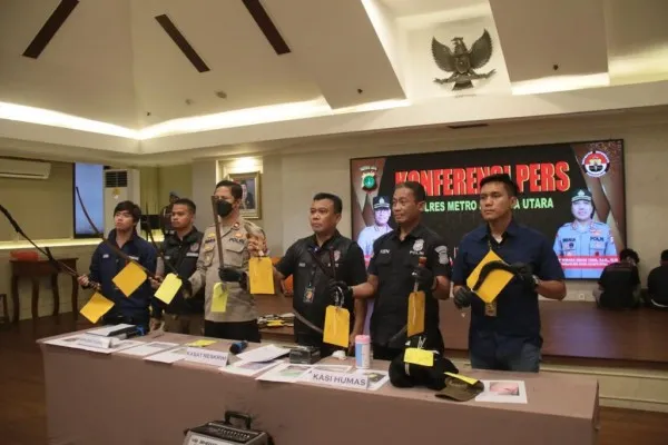 Polisi gelar konferensi pers kasus bentrokan antar pelajar di Cilincing, hingga sebabkan korban terluka parah. (Ist)