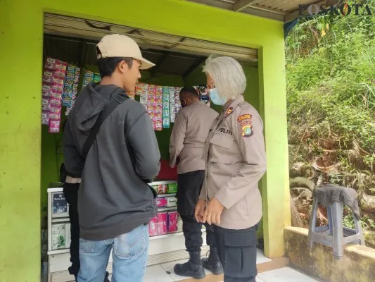 Polsek Tajurhalang menggerebek warung kelontong jual obat-obatan keras. (foto: angga)