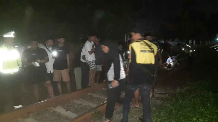 Personil Satlantas Polresta Serang Kota bersama warga setempat saat mencari tubuh korban. (ist)