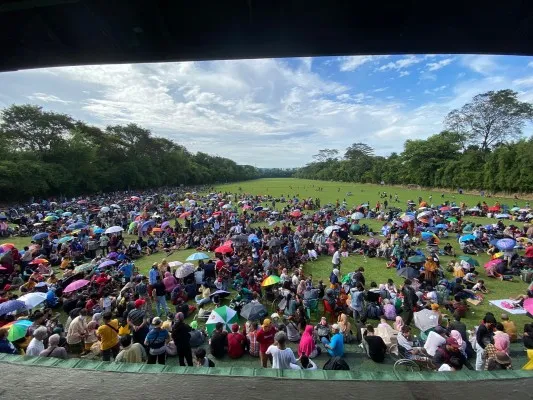 Lautan manusia tunggu Ida Dayak Cilodong Depok. Foto: Dok Ist.