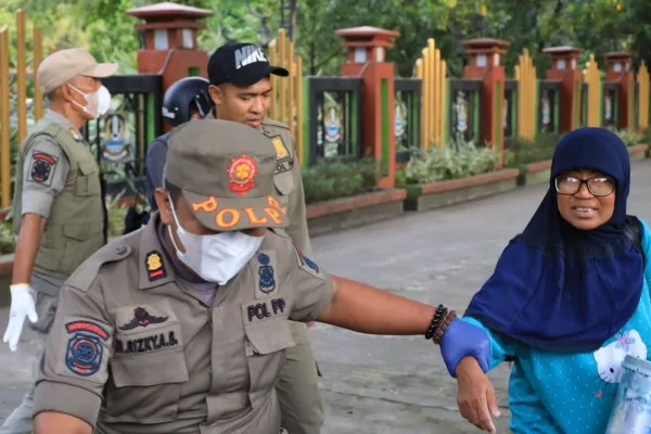 Petugas Satpol PP Kota Bekasi merazia PMKS saat Ramadhan untuk ciptakan situasi kondusif. (Ist)