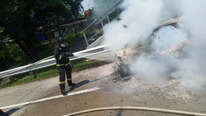 Petugas Damkar saat memadamkan api yang menghanguskan mobil BMW di Tol Jatiwarna, Bekasi. (Ist)