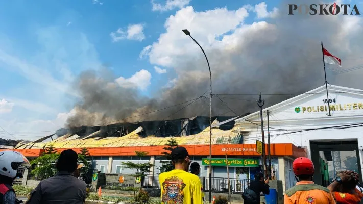 Kebakaran RS Salak Bogor, puluhan mobil damkar dikerahkan untuk memadamkan api. (foto: panca)