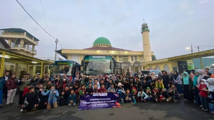 Pelayanan bus PPD untuk para siswa. (ist)