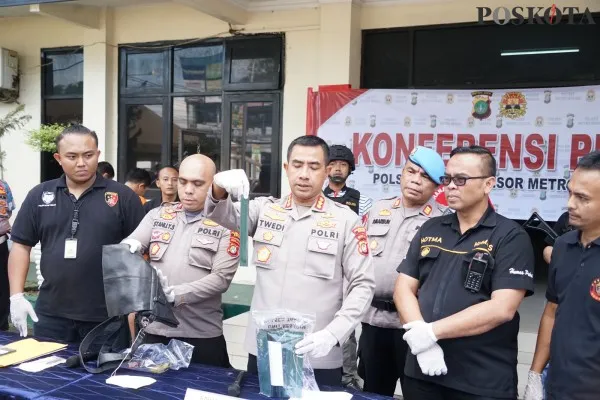 Polres Metro Bekasi menangkap pelaku ganjal ATM, sejumlah barang bukti kejahatan diperlihatkan. (Ihsan)