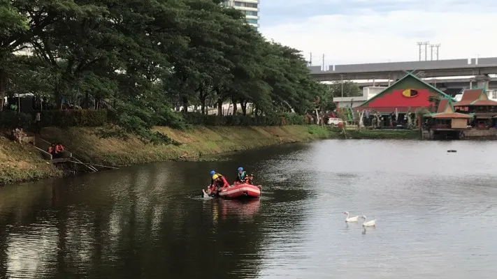 Tim SAR melakukan penyisiran korban tenggelam setelah ceburkan diri ke danau Apartemen Lagoon Bekasi. (Ist)