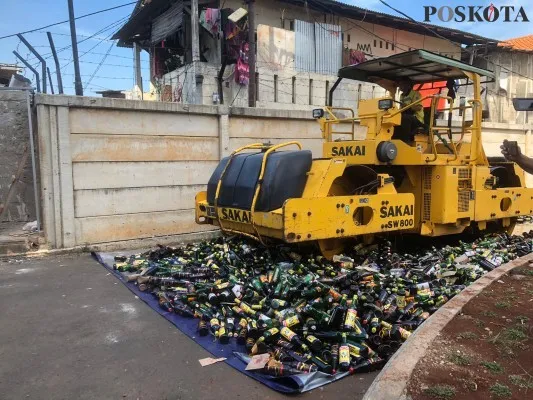 Ratusan ribu botol miras dimusanahkan, hasil razia Polres Jakbar selama Ramadan 1444 H. (Pandi)