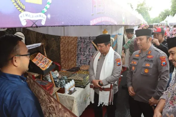 Kapolda Jawa Timur Irjen Irjen Pol Toni Harmanto meninjau Pestival Ramadan didampingi Kapolres Ngawi AKBP Dwiasi Wiyatputera. (Ist)