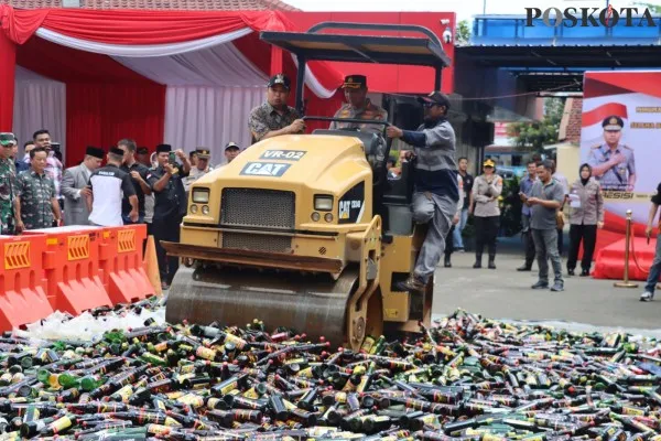 Ribuan botol miras dan obat terlarang dimusnahkan Polres Metro Bekasi. (veronica)