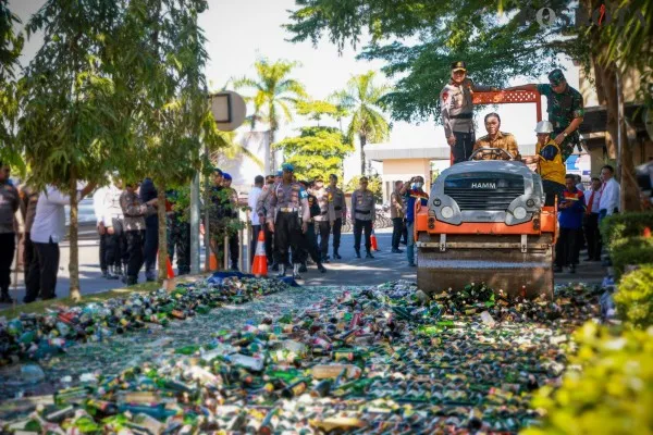 Foto : Pj Gubernur Banten Al Muktabar dan Kapolda Banten Irjen Rudy Heriyanto saat berada diatas kendaraan stum menghancurkan ribuan botol miras. (Poskota/Rahmat Haryono)