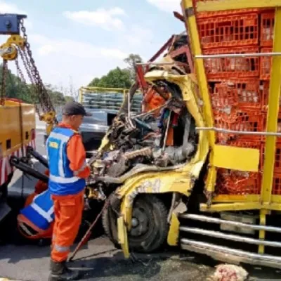 Truk bermuatan ayam ringsek setelah menghantam truk Shabara di Tol Jagorawi, Bogor. (Ist)