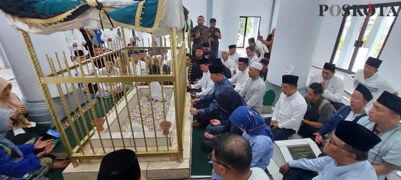 AHY bersama keluarga saat berziarah ke makam pendiri Tangerang. (Foto/Veronica)