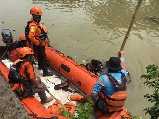 Tim SAR saat melakukan pencarian terhadap pria lansia tenggelam di Cikarang Bekasi. (Humas SAR Jakarta).