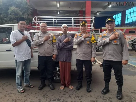 Polsek Cimanggis membagikan 13 keranda jenazah kepada pengurus Dewan Kemakmuran Masjid. (angga)