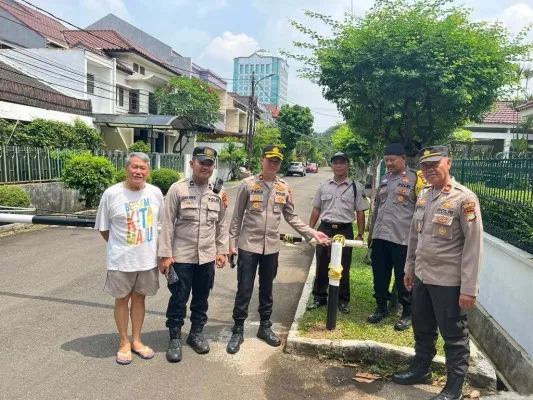 Kapolsek Pancoran Kompol Panji Ali lakukan patroli ke perumahan yang rumab ditinggal mudik. (Ist)