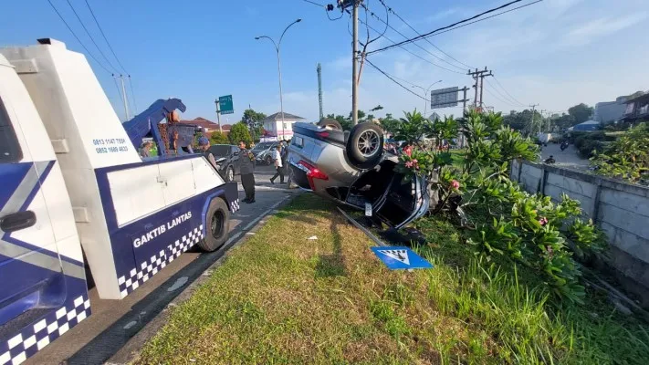 Honda CR-V terguling di pintu tol Kukusan, Beji, Depok. Foto: Dok Ist.