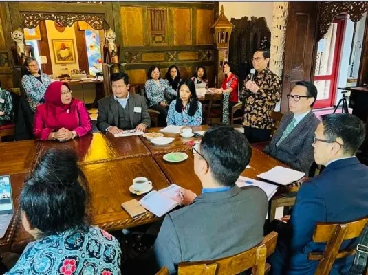 Foto: Duta Besar LBBP RI untuk Republik Federal Jerman, Dr. Arif Havas Oegroseno saat menerima Asosiasi Pengajar dan Pegiat Bahasa Indonesia Penutur Asing (APPBIPA). (ist.)