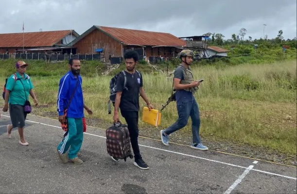 Foto: Satgas Damai Cartenz bekuk Kepala Distrik Kenyam diduga pasok Amunisi KKB, Papua. (ist.)