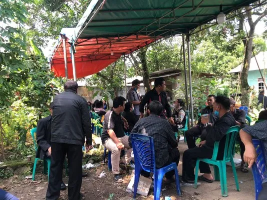 Suasana duka di rumah pasutri tewas tabrak lari di Bekasi. (Ihsan)