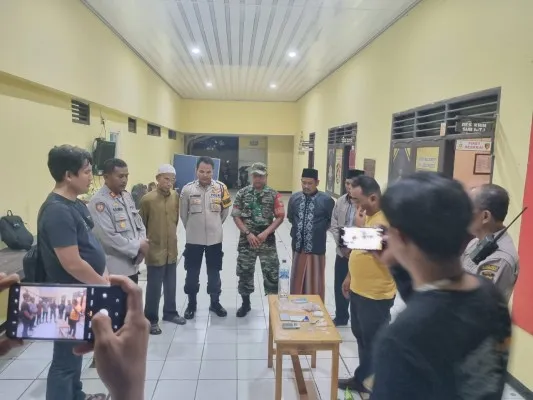 Disaksikan tokoh masyarakat Polisi melakukan uji coba Kristal Putih, benda disangka sabu. (Ist)