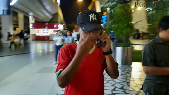 Foto: Budi Nugraha, Orang tua Beckham Putra menyambut kedatangan Timnas Indonesia di Bandara Soekarno-Hatta, Tangerang, pasca sepak bola juara SEA Games 2023. (Poskota/Veronica Prasetio)