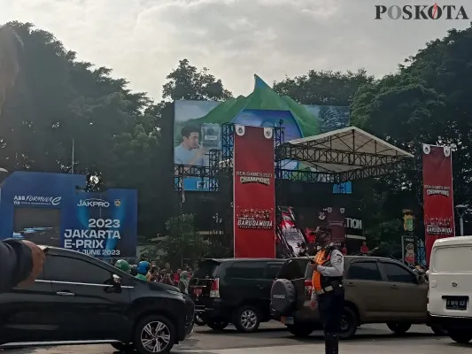 Sebuah panggung disiapkan untuk menyambut arak-arakan Timnas Indonesia U-22 di Bunderan HI. (Aldi)